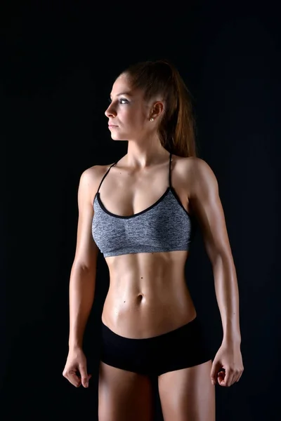 Sexy Dívka Fitness Tělocvičně Proti Černému Pozadí — Stock fotografie