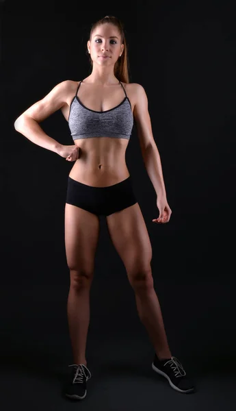 Szexi Lány Egy Fitness Terem Ellen Fekete Háttér — Stock Fotó