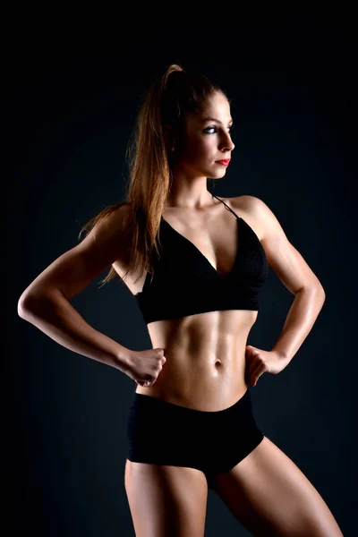 피트 니스 체육관에서 섹시 한 여자 — 스톡 사진