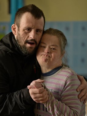 Birbirine sarılan güzel bir çiftin portresi.