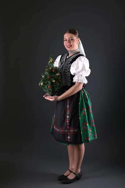 Bailarina eslovaca de folklore — Foto de Stock