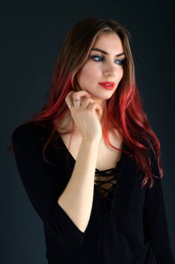  dalgalı saçları uzun ve parlak bir kız. Kıvırcık saç modeli ile güzel model .