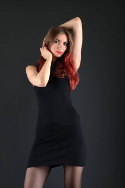  dalgalı saçları uzun ve parlak bir kız. Kıvırcık saç modeli ile güzel model .