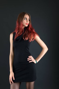  dalgalı saçları uzun ve parlak bir kız. Kıvırcık saç modeli ile güzel model .