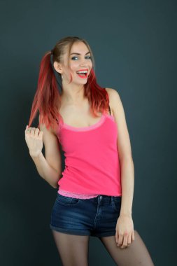  dalgalı saçları uzun ve parlak bir kız. Kıvırcık saç modeli ile güzel model .