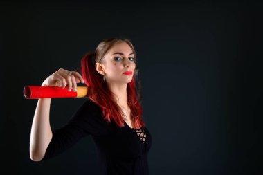 Bir çekiç ile genç çekici kadın 