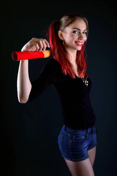 年轻有吸引力的妇女用锤子 — 图库照片