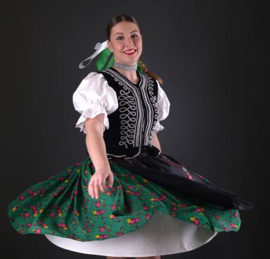 Geleneksel kostümlü, güzel, Slovak folklor kadını.
