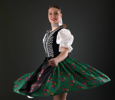 Geleneksel kostümlü, güzel, Slovak folklor kadını.