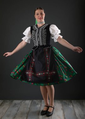 Geleneksel kostümlü, güzel, Slovak folklor kadını.