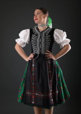 Geleneksel kostümlü, güzel, Slovak folklor kadını.