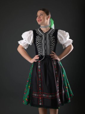Geleneksel kostümlü, güzel, Slovak folklor kadını.
