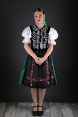 Geleneksel kostümlü, güzel, Slovak folklor kadını.