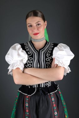 Geleneksel kostümlü, güzel, Slovak folklor kadını.