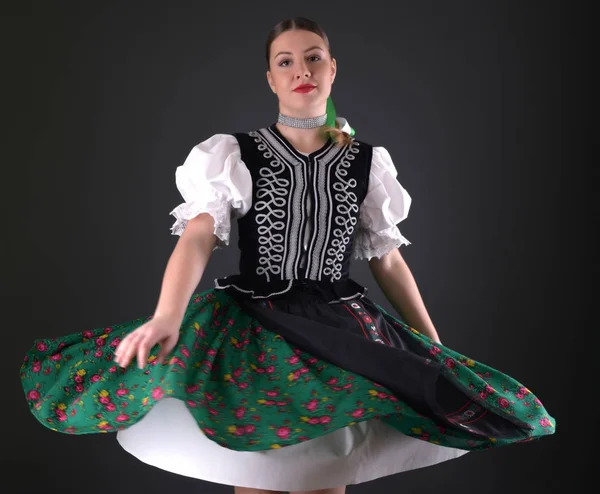 Junge Schöne Slowakische Folkloristin Traditioneller Tracht — Stockfoto