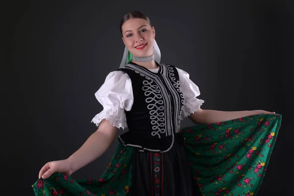 Geleneksel Kostümlü Güzel Slovak Folklor Kadını — Stok fotoğraf