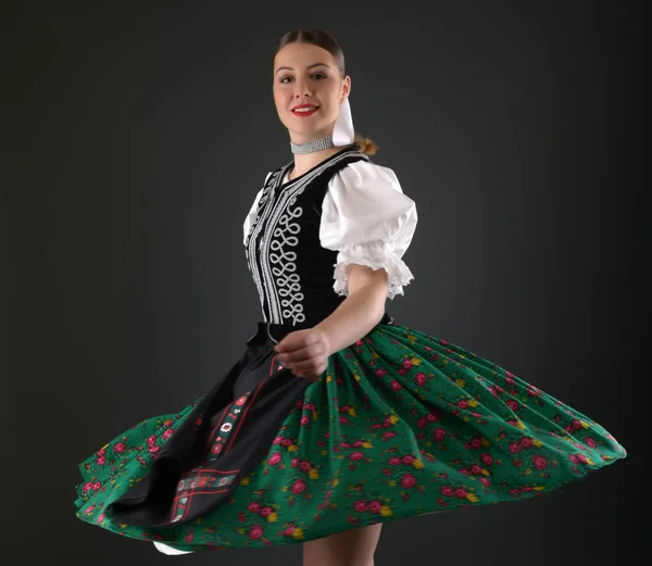 Giovane Bella Slovacca Donna Folklore Costume Tradizionale — Foto Stock