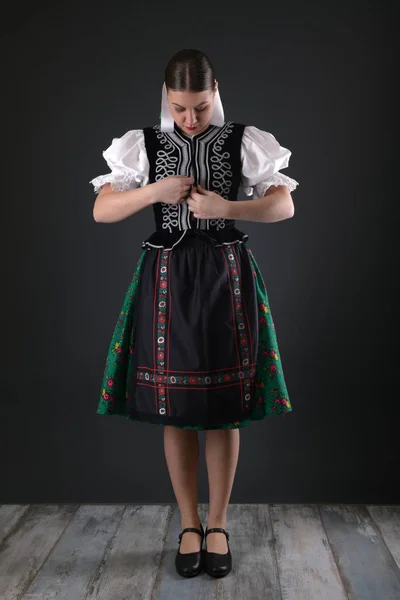 Jeune Belle Femme Folklorique Slovaque Costume Traditionnel — Photo