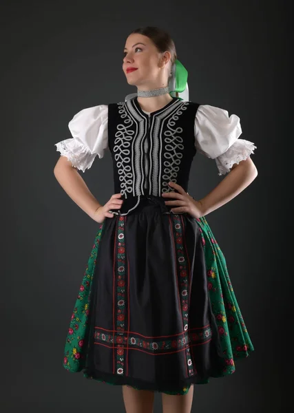 Fiatal Gyönyörű Szlovák Folklór Hagyományos Jelmezben — Stock Fotó