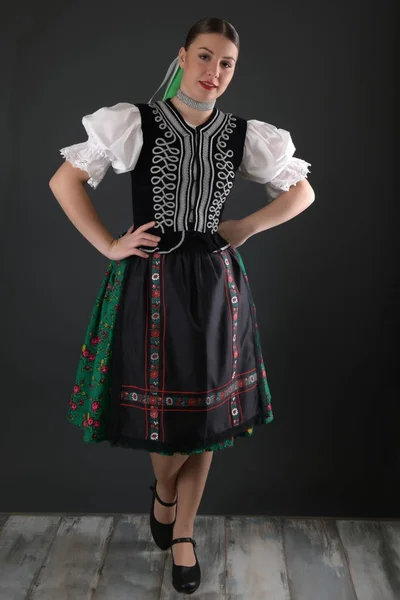 Jonge Mooie Slovak Folklore Vrouw Traditioneel Kostuum — Stockfoto