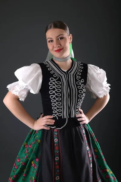 Fiatal Gyönyörű Szlovák Folklór Hagyományos Jelmezben — Stock Fotó