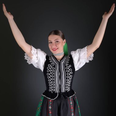 Geleneksel kostümlü, güzel, Slovak folklor kadını.