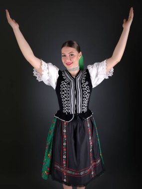 Geleneksel kostümlü, güzel, Slovak folklor kadını.