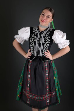 Geleneksel kostümlü, güzel, Slovak folklor kadını.
