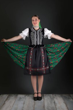 Geleneksel kostümlü, güzel, Slovak folklor kadını.