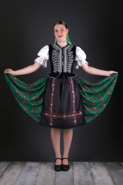 Geleneksel kostümlü, güzel, Slovak folklor kadını.