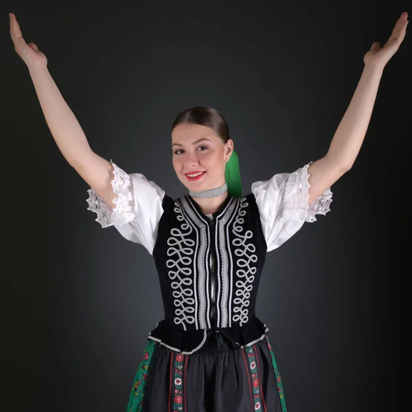 Fiatal Gyönyörű Szlovák Folklór Hagyományos Jelmezben — Stock Fotó