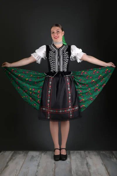 Ung Vacker Slogan Folklore Kvinna Traditionell Kostym — Stockfoto