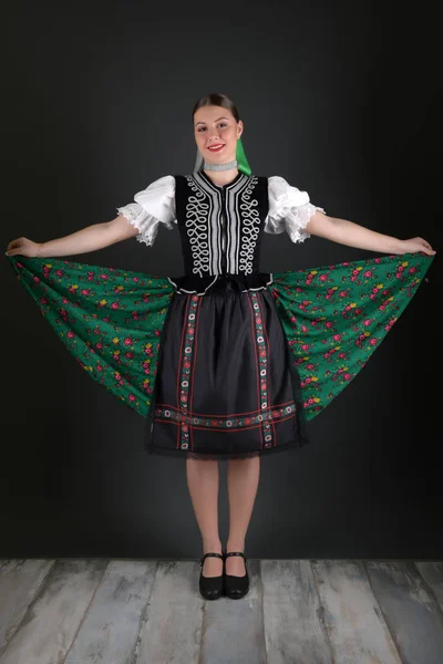 Ung Vacker Slogan Folklore Kvinna Traditionell Kostym — Stockfoto