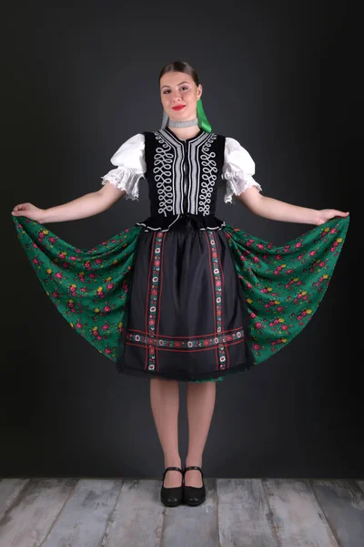 穿着传统服装的年轻漂亮的Slovak民俗女子 — 图库照片
