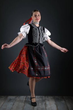 Geleneksel kostümlü, güzel, Slovak folklor kadını.