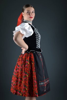 Geleneksel kostümlü, güzel, Slovak folklor kadını.