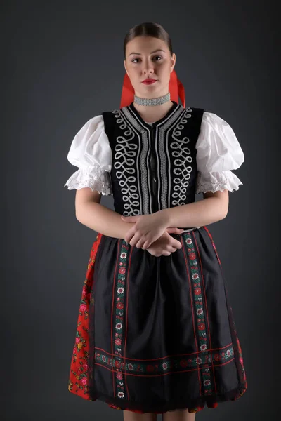 Ung Vacker Slogan Folklore Kvinna Traditionell Kostym — Stockfoto