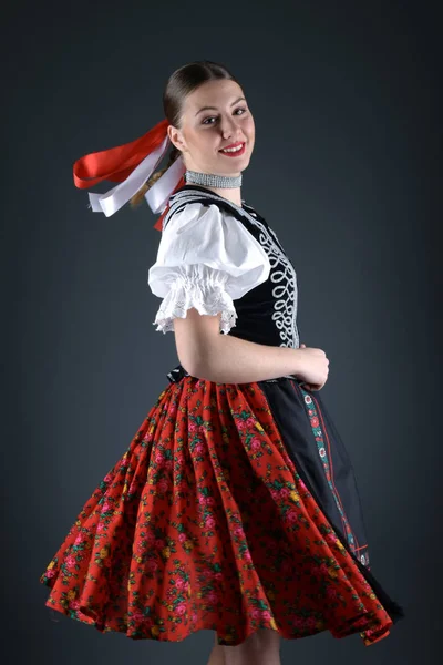 Geleneksel Kostümlü Güzel Slovak Folklor Kadını — Stok fotoğraf