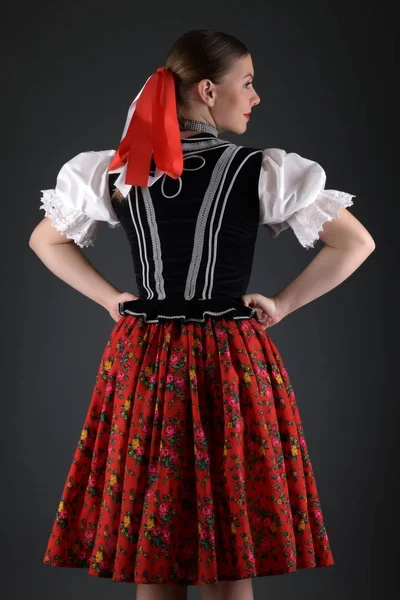 Ung Vacker Slogan Folklore Kvinna Traditionell Kostym — Stockfoto