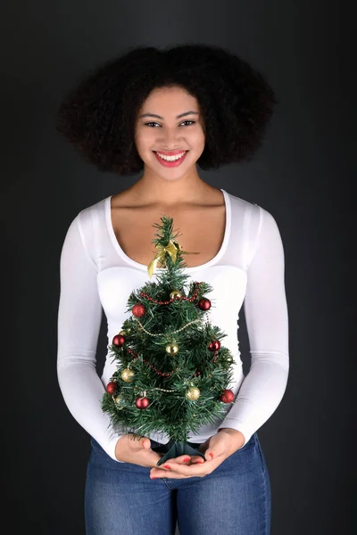 Afro Amerikaanse Vrouw Met Kerstboom — Stockfoto