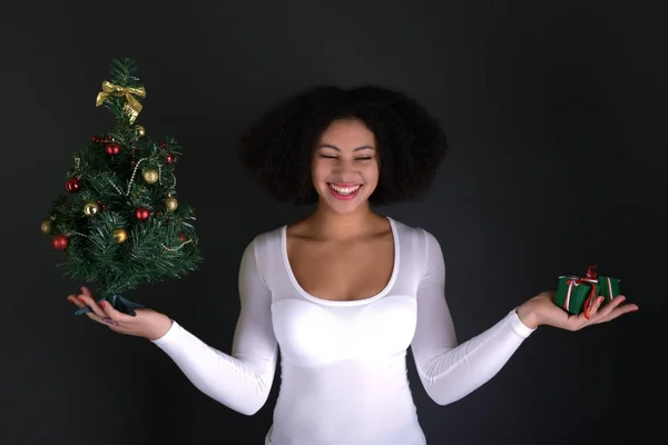 Vrouw Versieren Kerstboom — Stockfoto