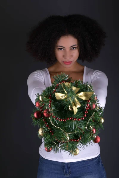 Vrouw Versieren Kerstboom — Stockfoto