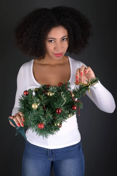装饰圣诞树的女人 — 图库照片