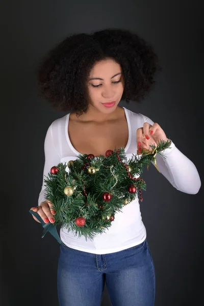 Frau Schmückt Weihnachtsbaum — Stockfoto
