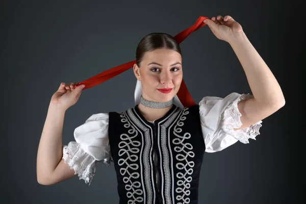 Geleneksel Kostümlü Güzel Slovak Folklor Kadını — Stok fotoğraf