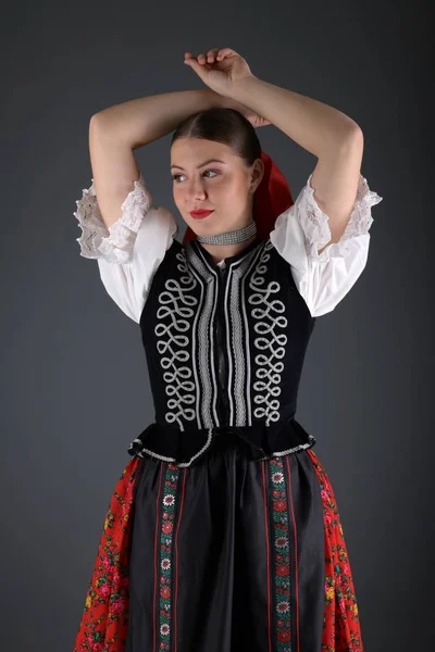 Giovane Bella Slovacca Donna Folklore Costume Tradizionale — Foto Stock