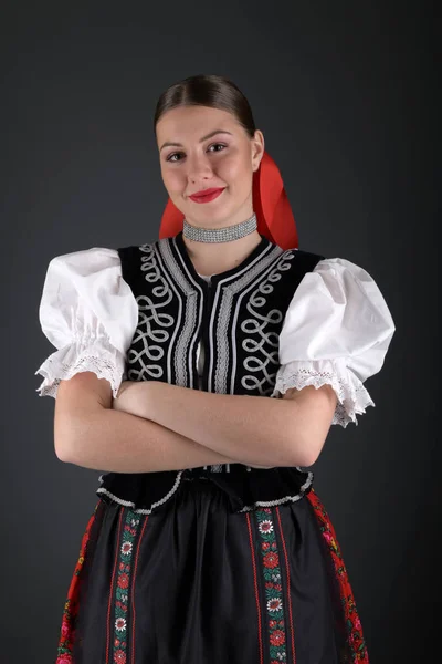 Fiatal Gyönyörű Szlovák Folklór Hagyományos Jelmezben — Stock Fotó