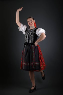 Geleneksel kostümlü, güzel, Slovak folklor kadını.
