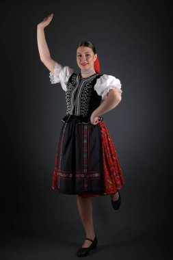 Geleneksel kostümlü, güzel, Slovak folklor kadını.