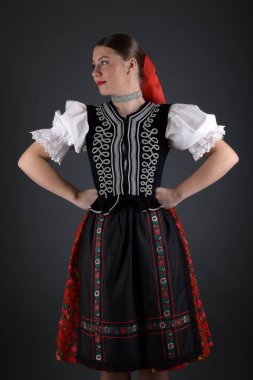 Geleneksel kostümlü, güzel, Slovak folklor kadını.